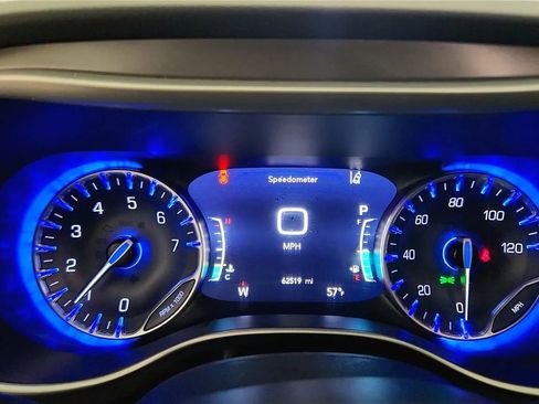 Used 2023 Chrysler Pacifica Touring-L FWD image 23