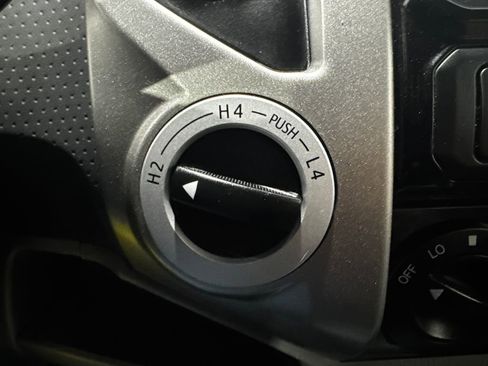 Used 2015 Toyota Tacoma SR5 w/ SR5 Package image 37