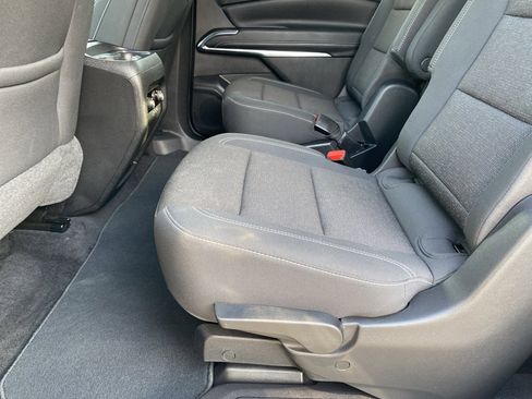 Used 2025 Chevrolet Traverse LT image 23