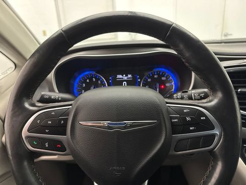 Used 2020 Chrysler Pacifica Touring-L FWD image 15