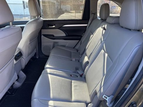 Used 2016 Toyota Highlander XLE image 15