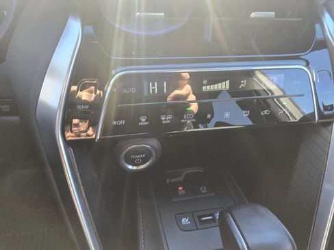 Certified 2023 Toyota Venza XLE image 25