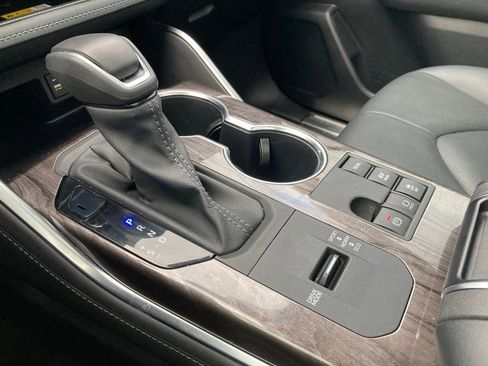 Used 2025 Toyota Highlander Platinum image 27