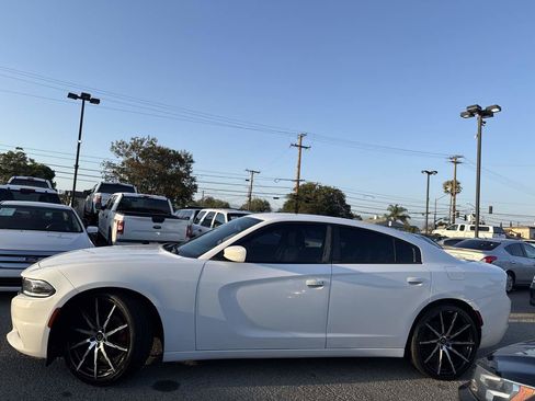 Used 2015 Dodge Charger SE w/ Popular Equipment Group RWD image 4