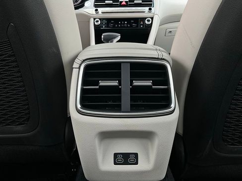 Used 2025 Genesis G70 2.5T image 13