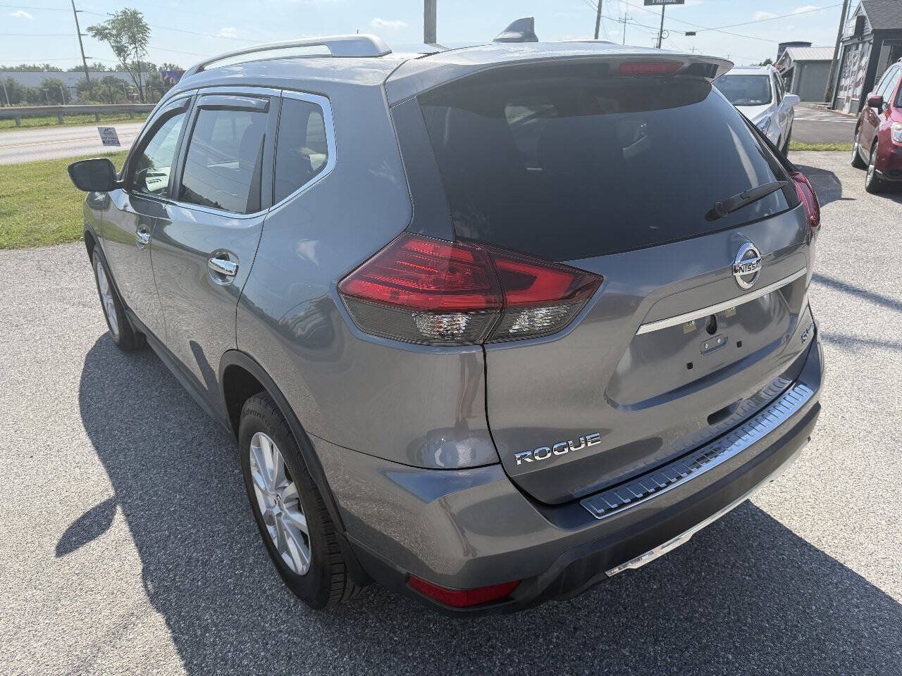 Used 2017 Nissan Rogue SV AWD/4WD image 6