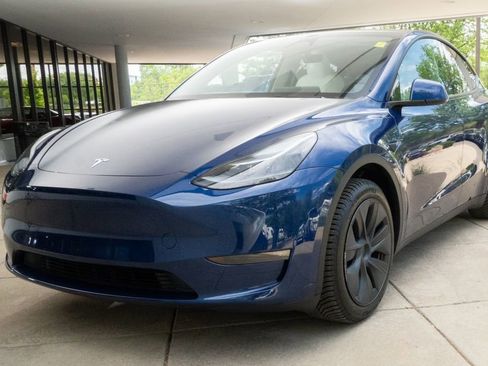 Used 2024 Tesla Model Y Long Range AWD/4WD image 3