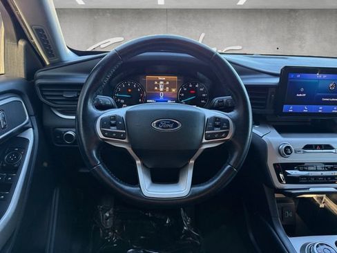 Used 2022 Ford Explorer XLT image 12