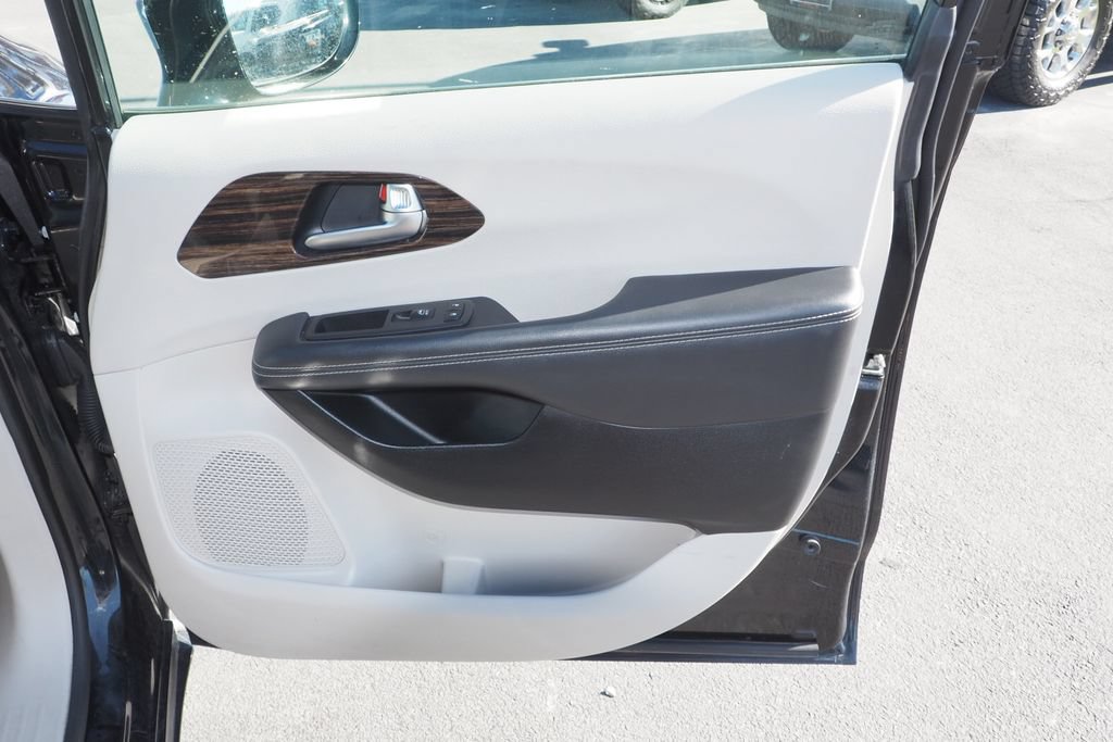 Used 2023 Chrysler Pacifica Limited FWD image 23