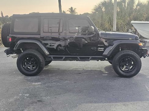 Used 2018 Jeep Wrangler Unlimited Sahara AWD/4WD image 13