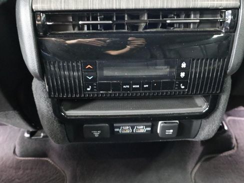 Used 2024 Jeep Wagoneer L Series II w/ Flexible Seating Group AWD/4WD image 28