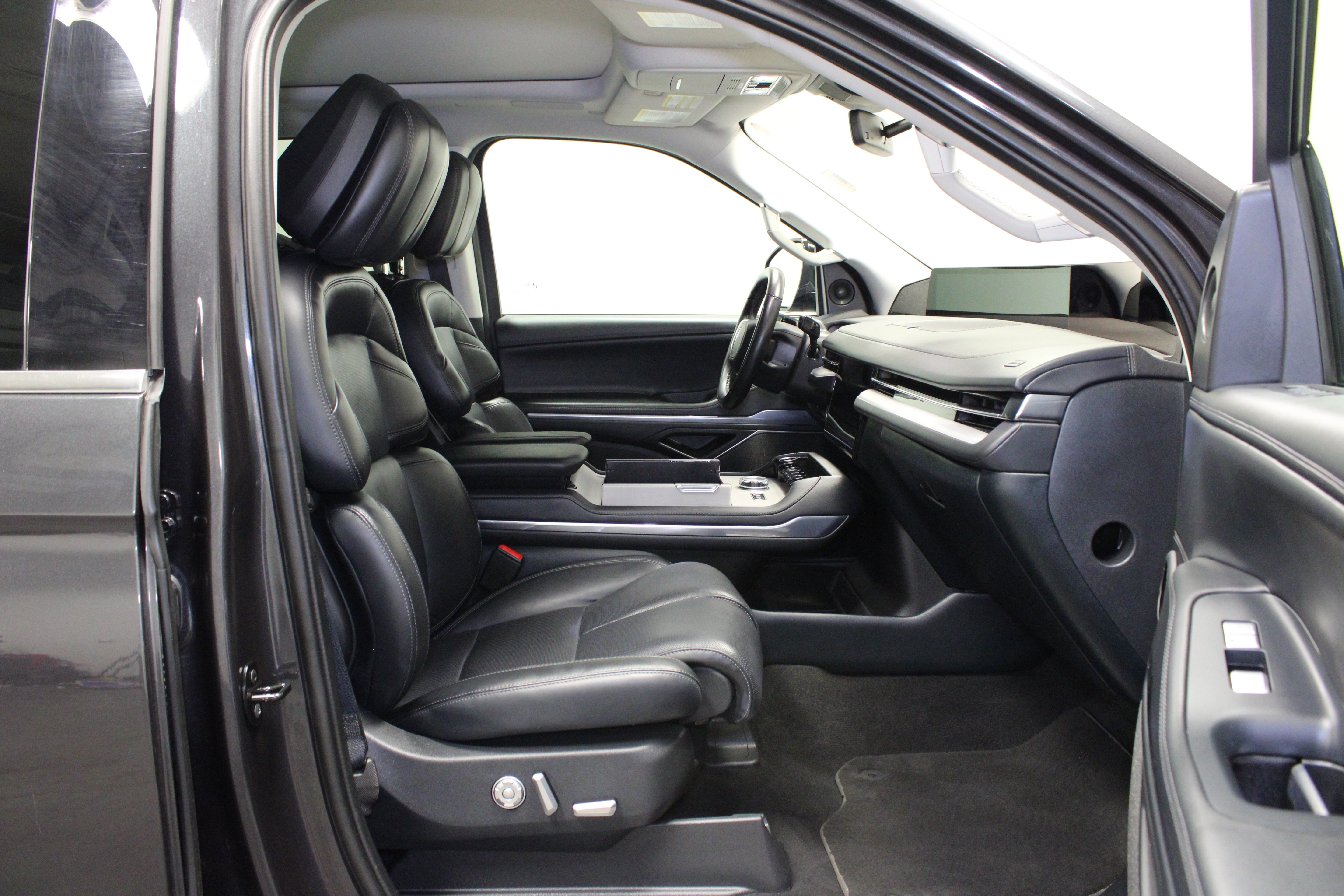 Used 2025 Lincoln Navigator Reserve AWD/4WD image 17