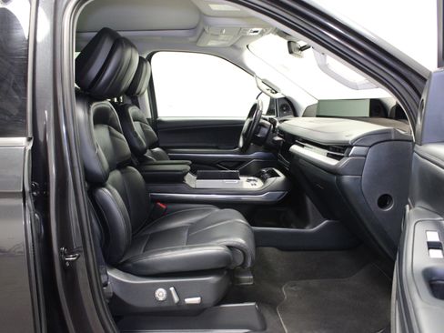 Used 2025 Lincoln Navigator Reserve AWD/4WD image 17