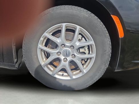 Used 2023 Chrysler Pacifica Touring-L FWD image 19