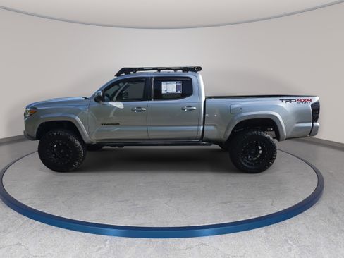 Used 2017 Toyota Tacoma TRD Sport w/ Premium & Technology Package AWD/4WD image 8