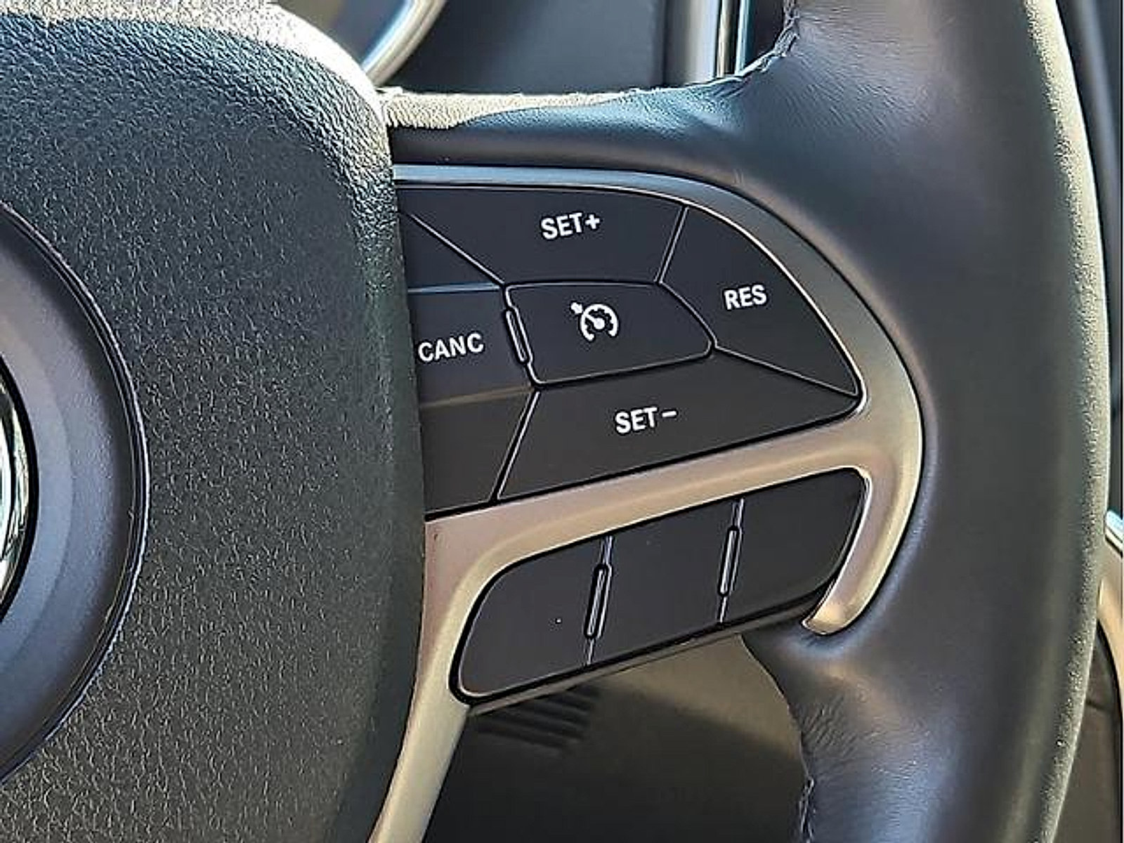 Used 2018 Jeep Grand Cherokee Altitude AWD/4WD image 22