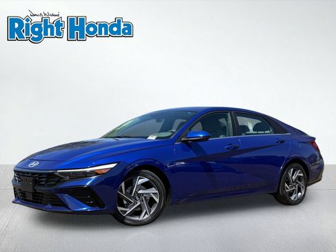Used 2025 Hyundai Elantra SEL FWD image 2