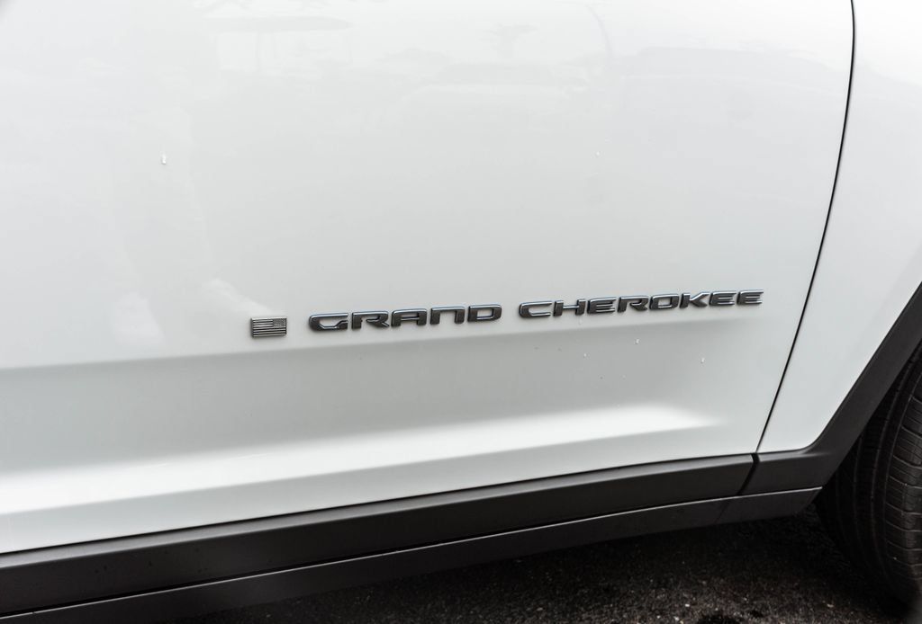 Used 2022 Jeep Grand Cherokee Limited 4xe w/ Luxury Tech Group II AWD/4WD image 4