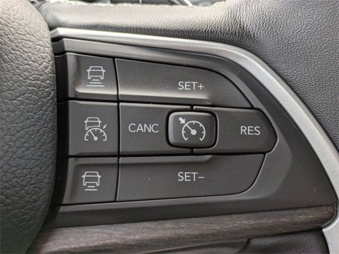 Used 2022 Jeep Grand Cherokee L Limited w/ Black Appearance Package image 22