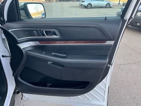Used 2017 Ford Explorer Platinum image 32