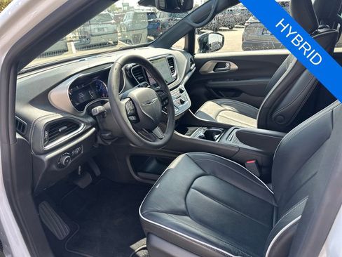 Used 2024 Chrysler Pacifica Premium FWD image 15