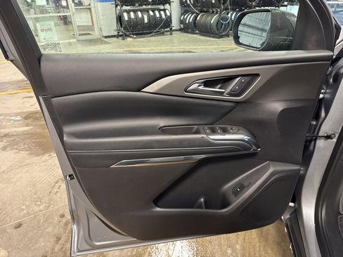 Used 2025 Chevrolet Traverse LT image 25