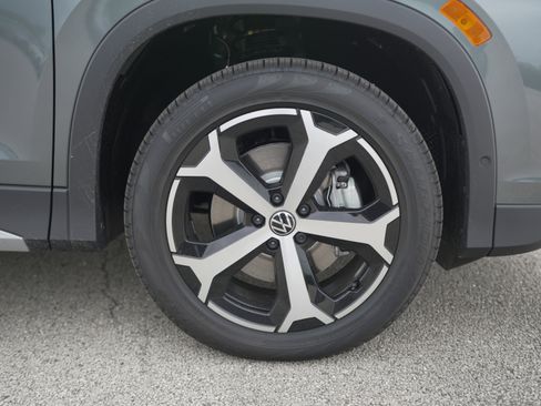 New 2025 Volkswagen Tiguan SE image 11