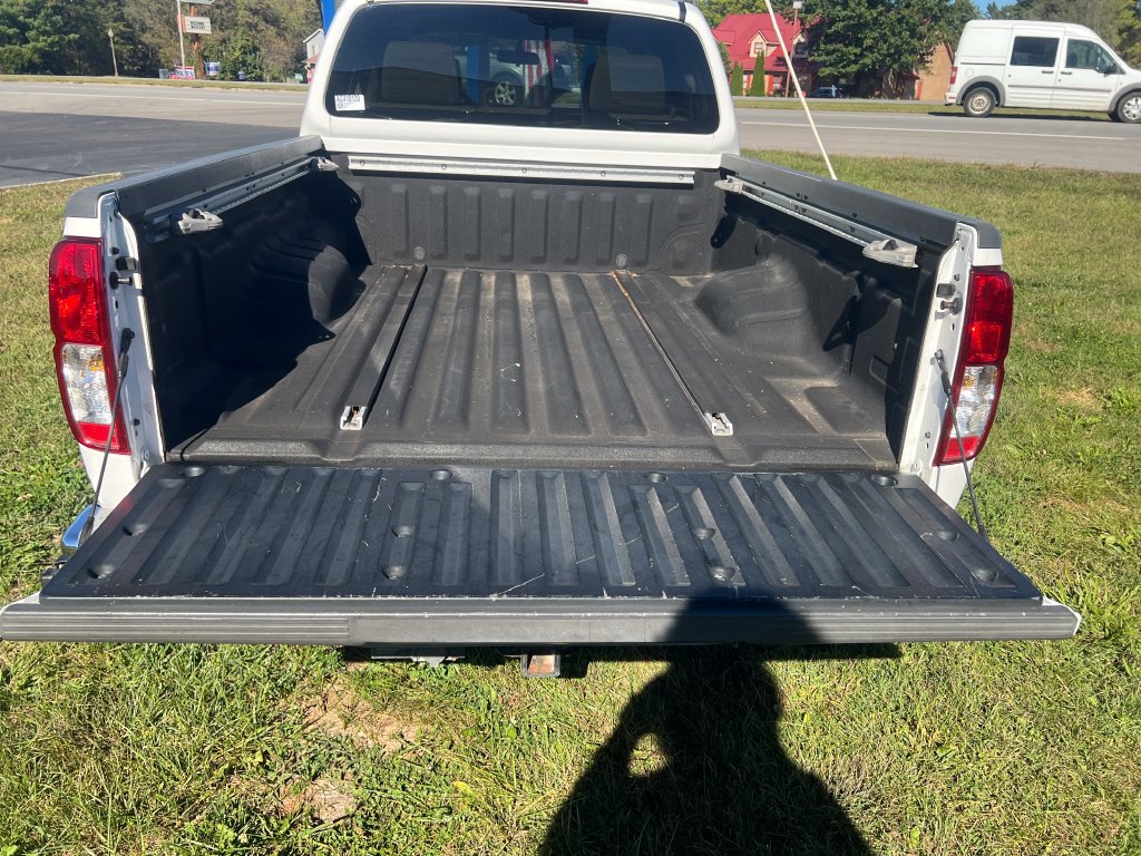 Used 2010 Nissan Frontier SE RWD image 22