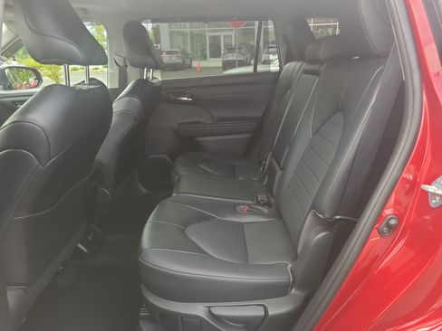 Used 2022 Toyota Highlander XLE AWD/4WD image 28