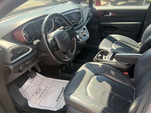 Used 2020 Chrysler Pacifica Touring-L FWD image 9