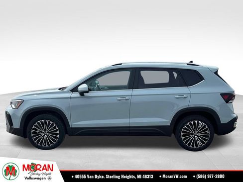 Used 2026 Volkswagen Taos SE FWD image 2