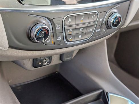 Used 2021 Chevrolet Traverse LT w/ LT Premium Package image 20