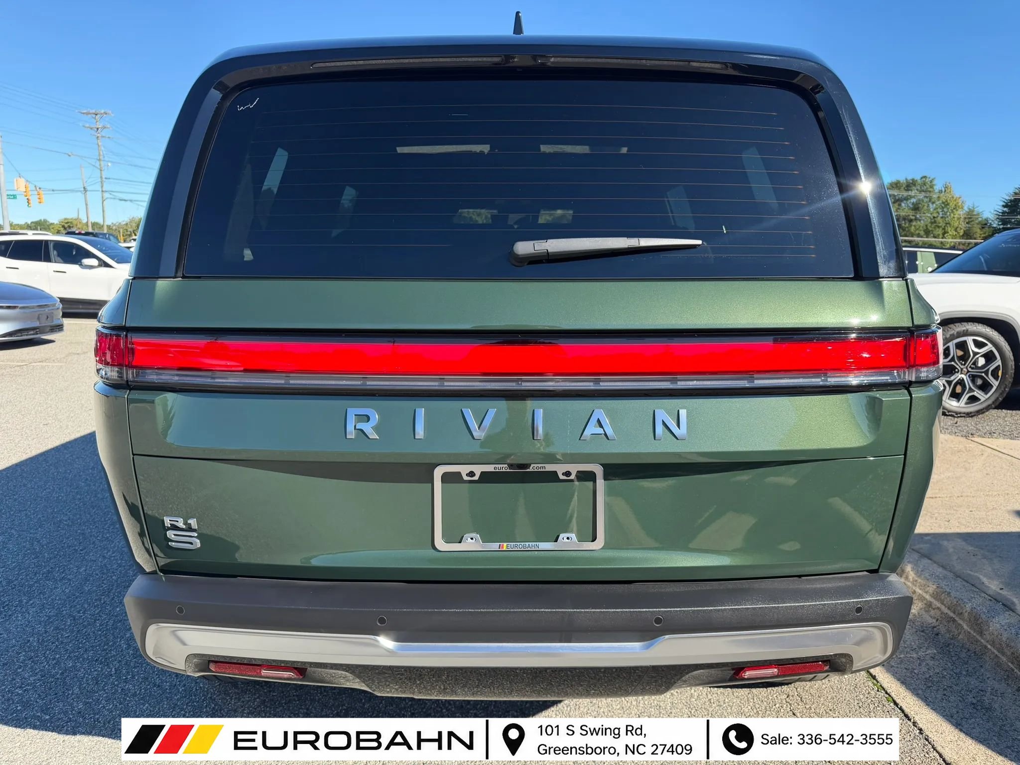 Used 2025 Rivian R1S Adventure Dual AWD/4WD image 3