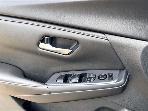 Used 2025 Nissan Sentra SV FWD image 34