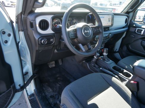 Used 2024 Jeep Wrangler Willys image 19