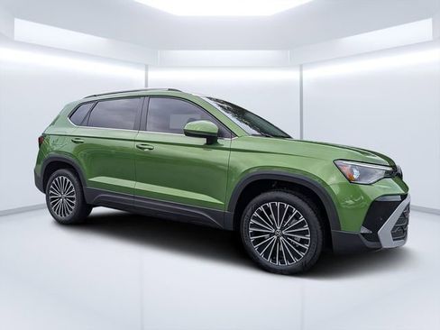 New 2026 Volkswagen Taos SE image 1