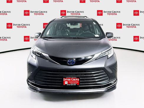 Used 2025 Toyota Sienna Limited image 2