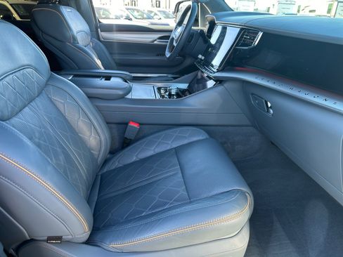 Used 2023 Jeep Grand Wagoneer Series III image 19