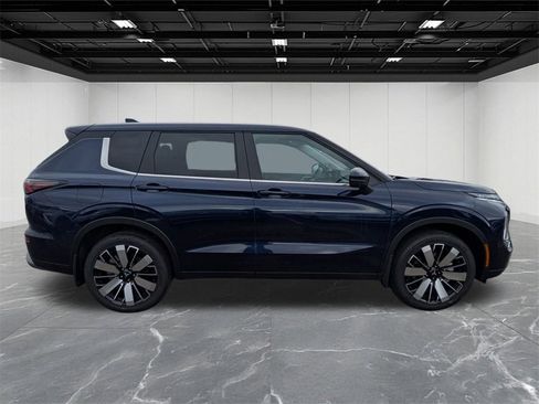 New 2026 Mitsubishi Outlander LE image 6