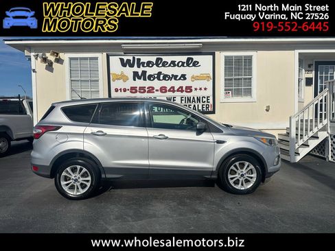 Used 2017 Ford Escape SE image 1