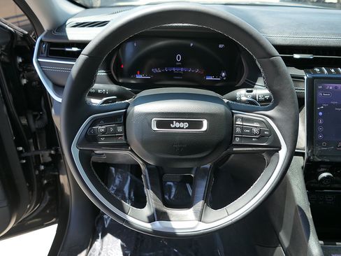 Used 2023 Jeep Grand Cherokee Limited AWD/4WD image 16