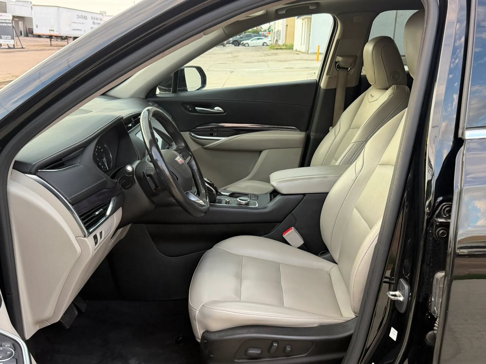 Used 2023 Cadillac XT4 Luxury w/ Cold Weather Package FWD image 14