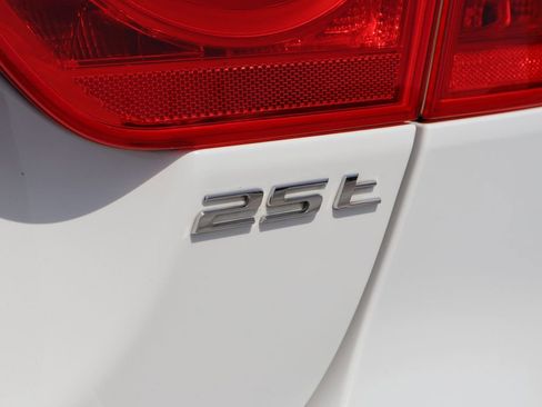 Used 2019 Jaguar XE Premium image 9