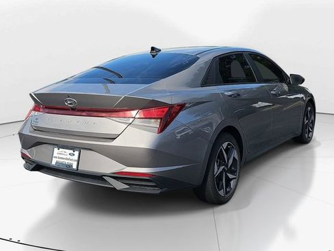 Used 2023 Hyundai Elantra SEL w/ Convenience Package FWD image 3