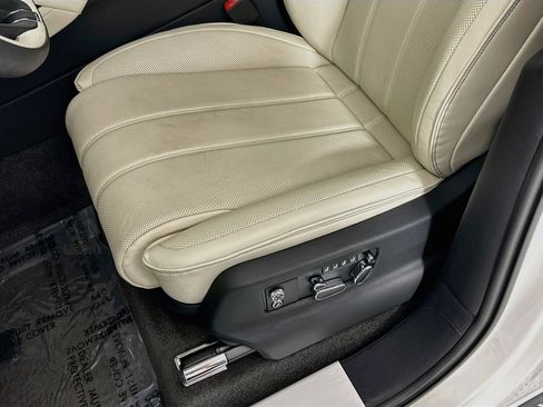 Used 2025 Bentley Bentayga AWD/4WD image 19
