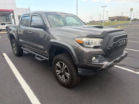 Used 2017 Toyota Tacoma TRD Sport w/ Tow Package (A/T) AWD/4WD image 2