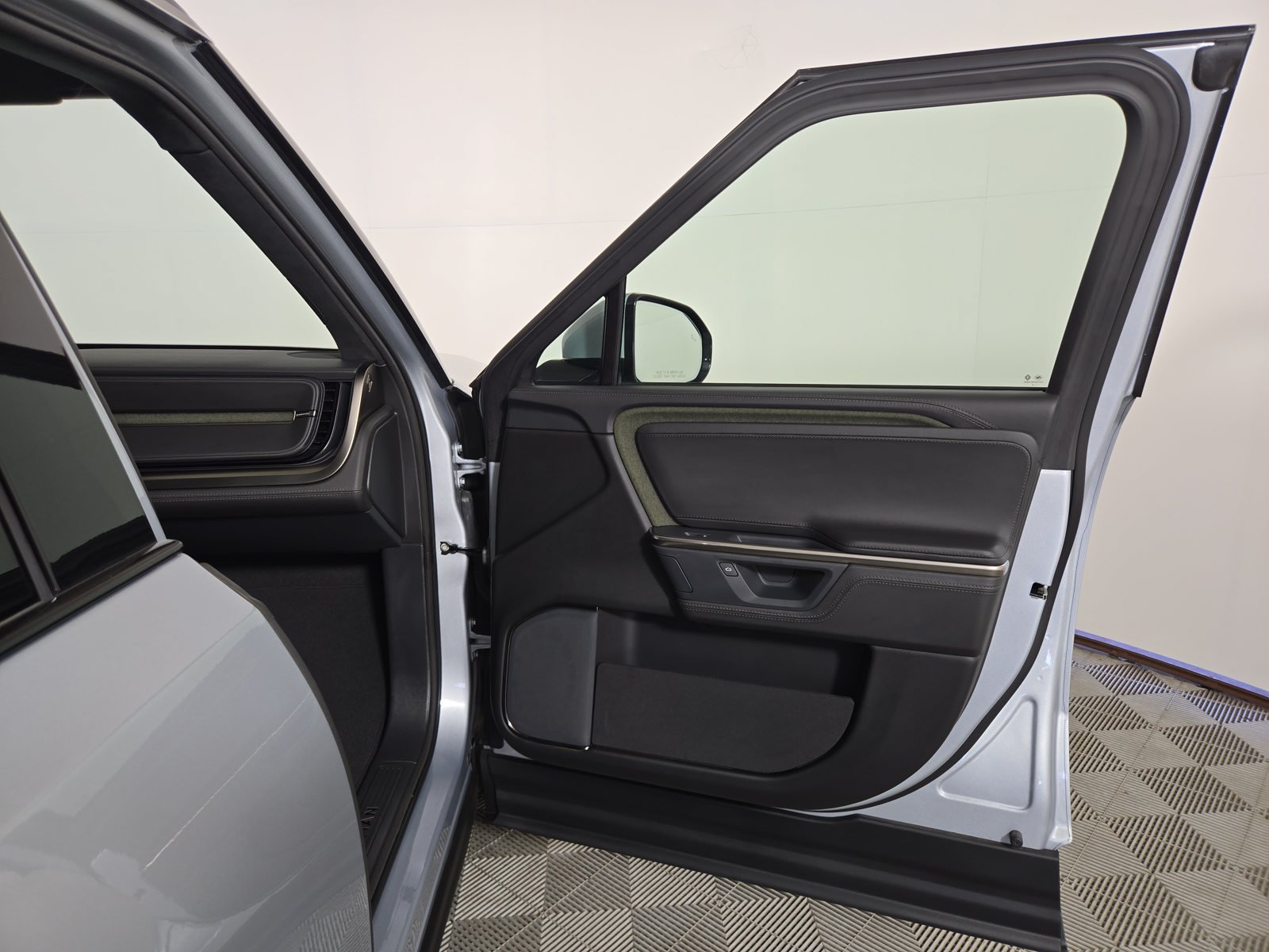 Used 2025 Rivian R1S Adventure Dual AWD/4WD image 18
