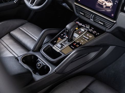 Certified 2023 Porsche Cayenne AWD/4WD image 32