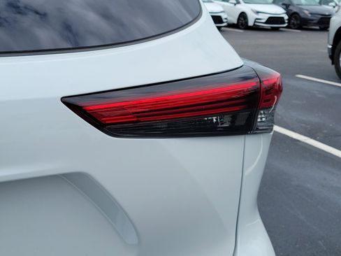 Used 2023 Toyota Highlander Limited image 11