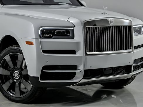 Used 2019 Rolls-Royce Cullinan image 3